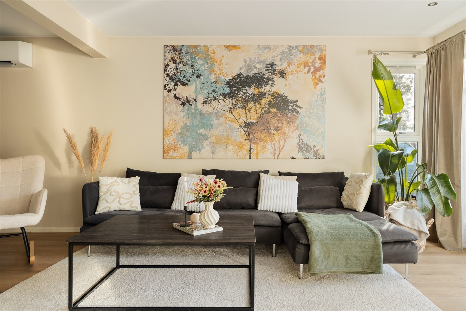 I stuen er det god plass til en større sofagruppe med tilhørende møblement Galleribilde