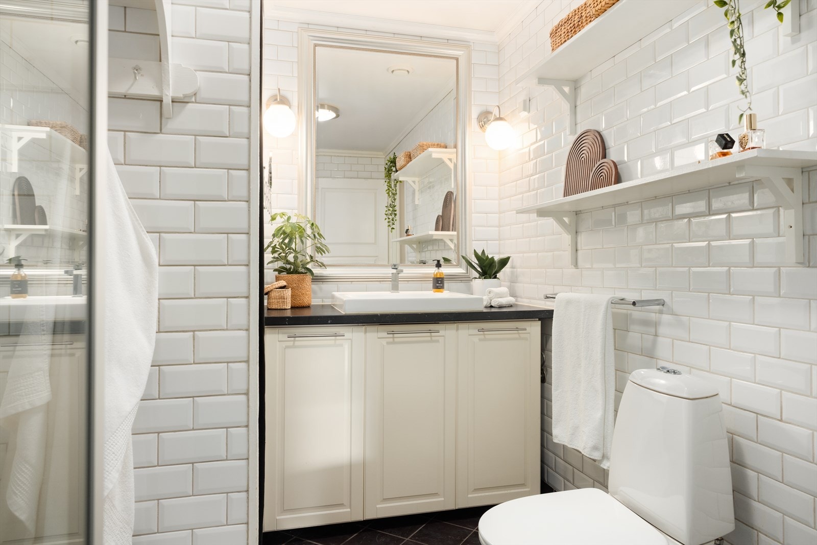 Badet er helfliset og har gulvvarme Galleribilde