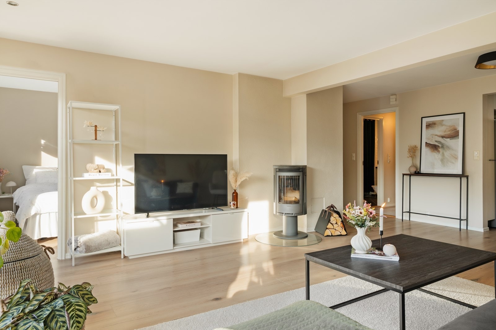 På kjølige kvelder varmer vedovnen i stuen godt Galleribilde