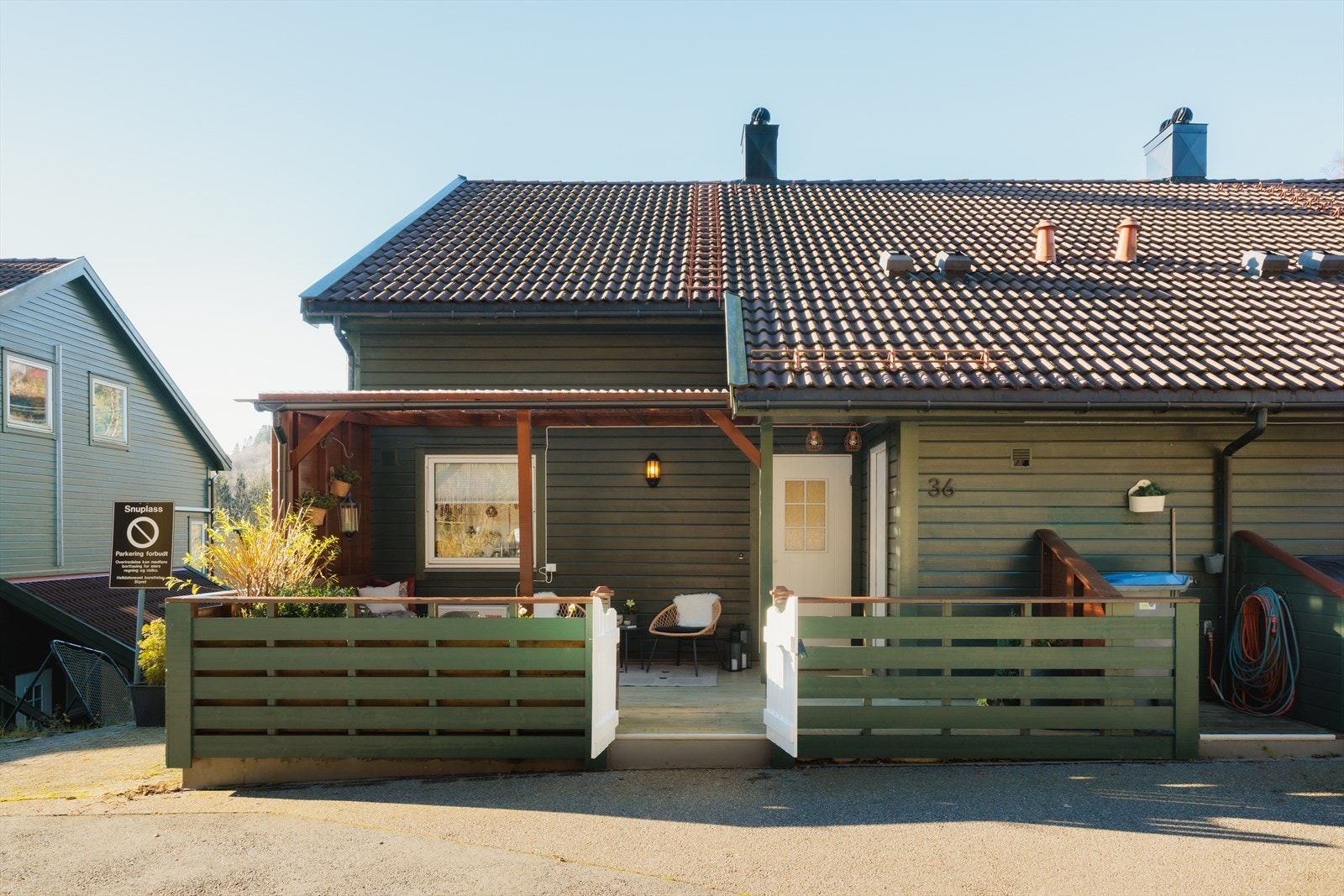 ilen parkeres på fast parkeringsplass, og herfra går turen videre opp til leilighetens inngangsparti Galleribilde