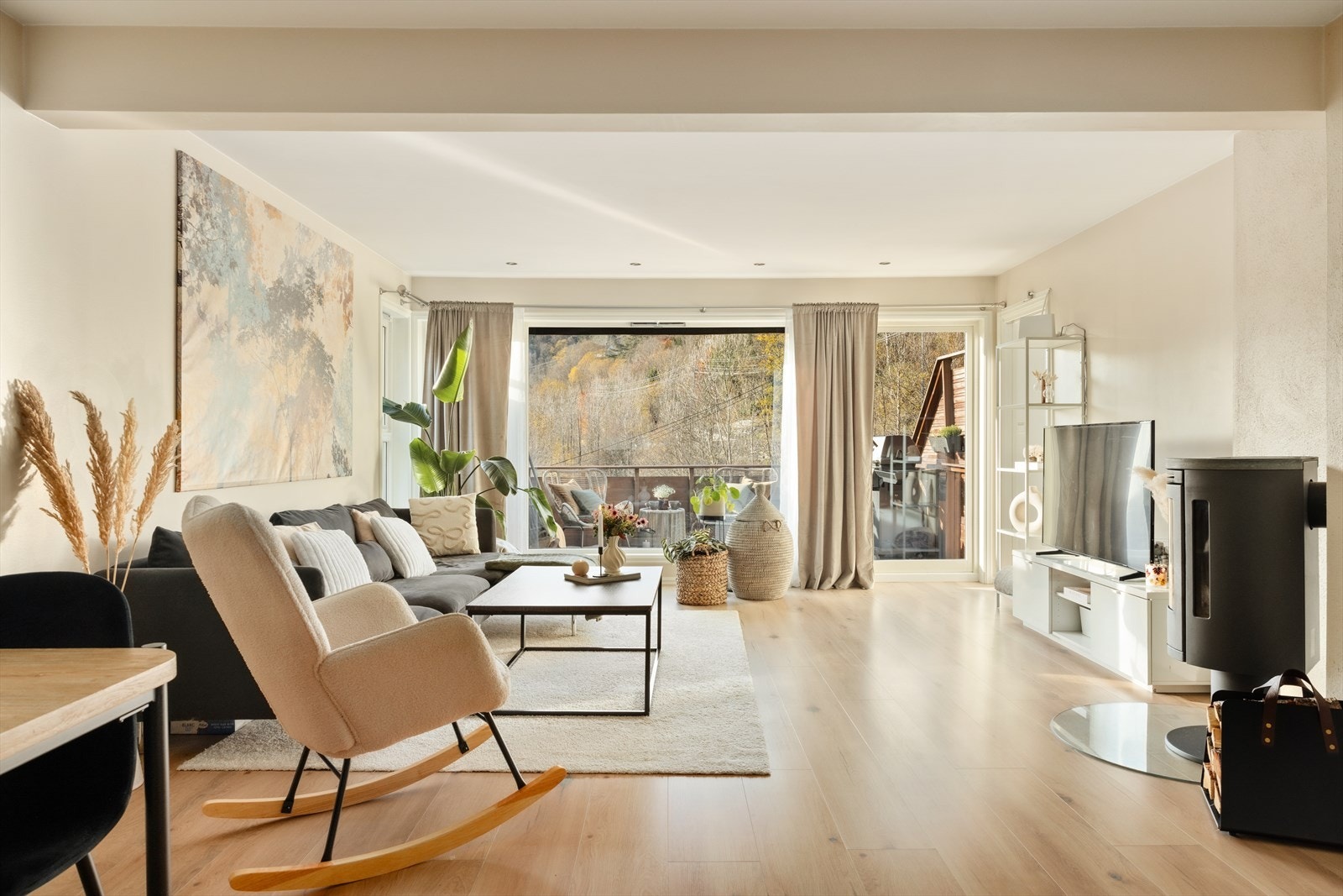 Fra stue er det utgang til balkong Galleribilde