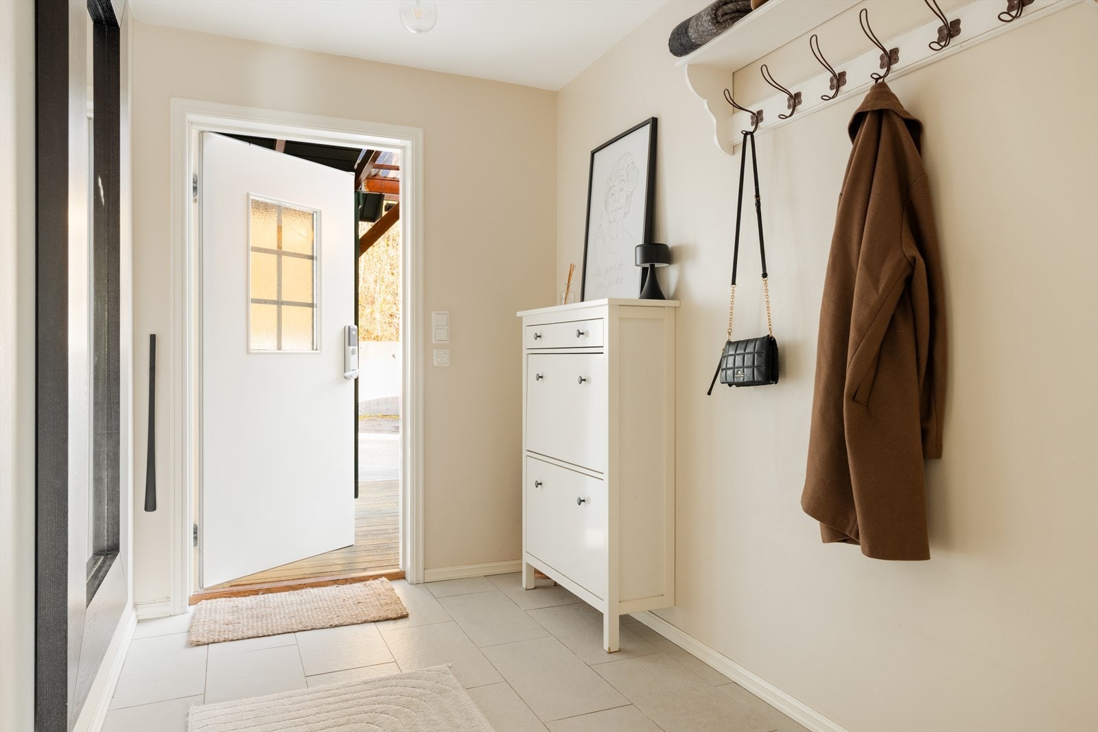 For ytterligere oppbevaring har leiligheten flere oppbevaringsmuligheter i kott samt utvendig bod Galleribilde