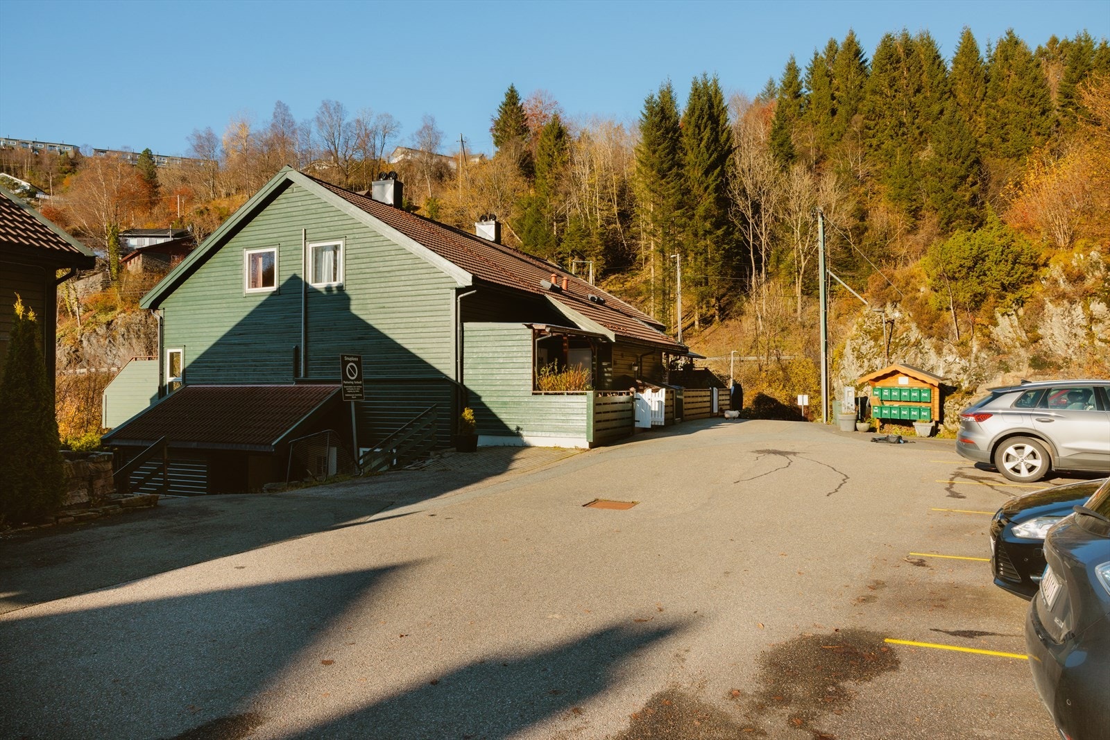 Det er kort vei til Nesttun sentrum med butikker, kaféer og servicetilbud, og flere dagligvarebutikker finner du på Midtun Galleribilde