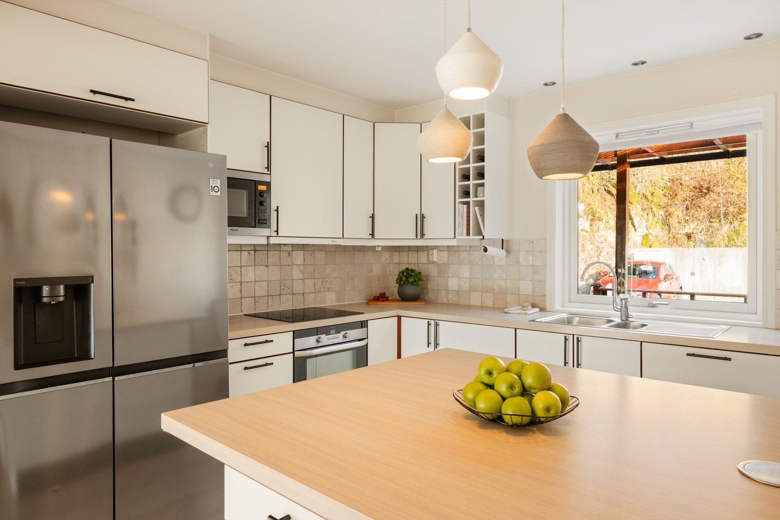 Av integrerte hvitevarer finnes induksjonsplatetopp, stekeovn og oppvaskmaskin Galleribilde