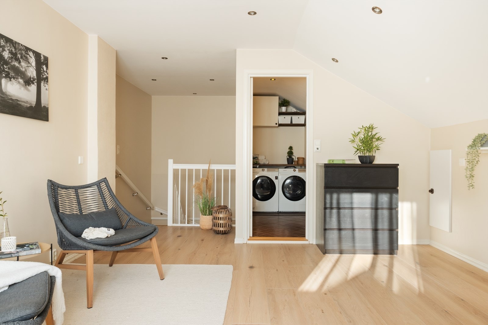 Her finner man en praktisk stue som kan benyttes som TV-stue eller ekstra oppholdsrom Galleribilde