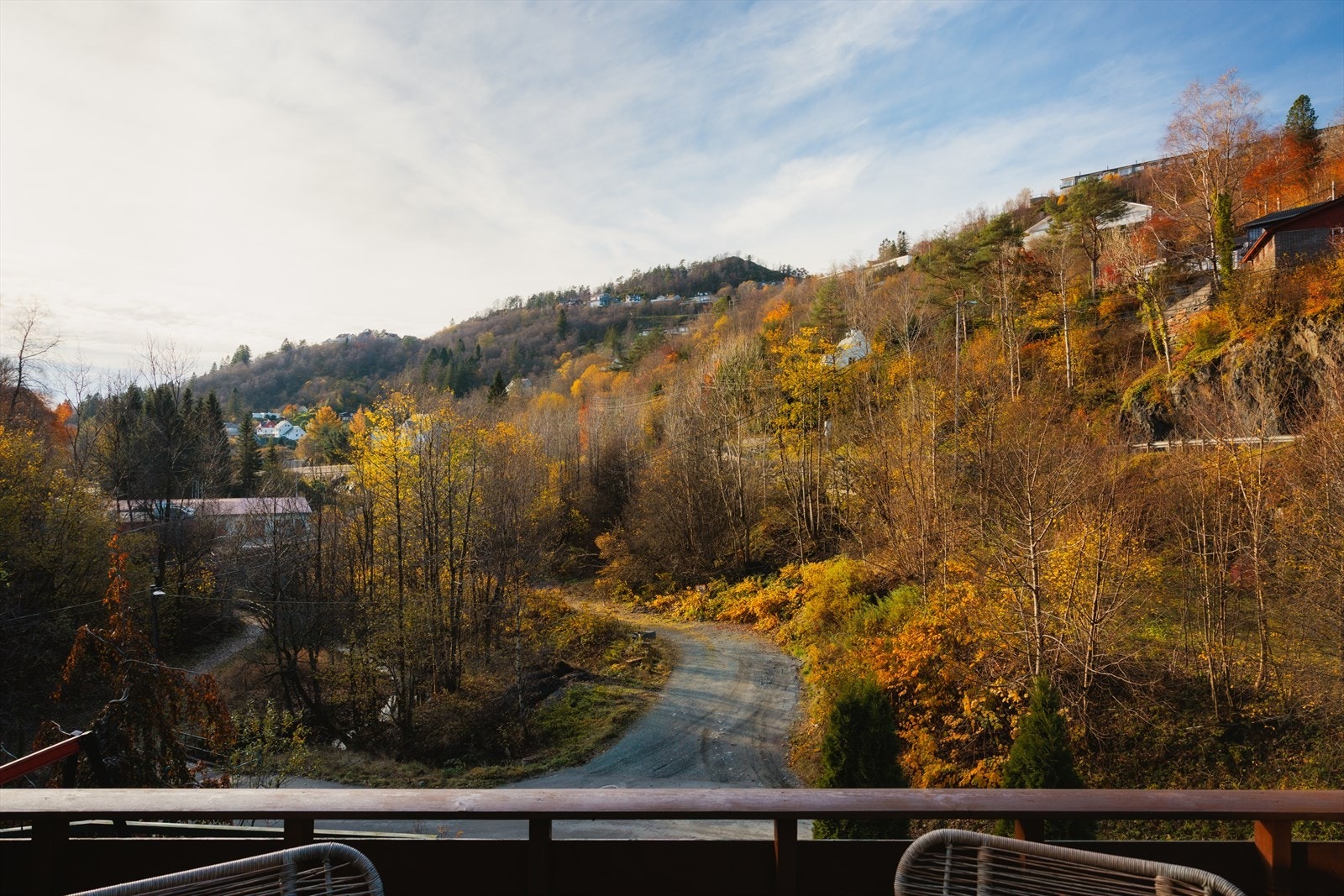 Leiligheten ligger i rolige og grønne omgivelser, men samtidig nær alt du trenger i hverdagen Galleribilde