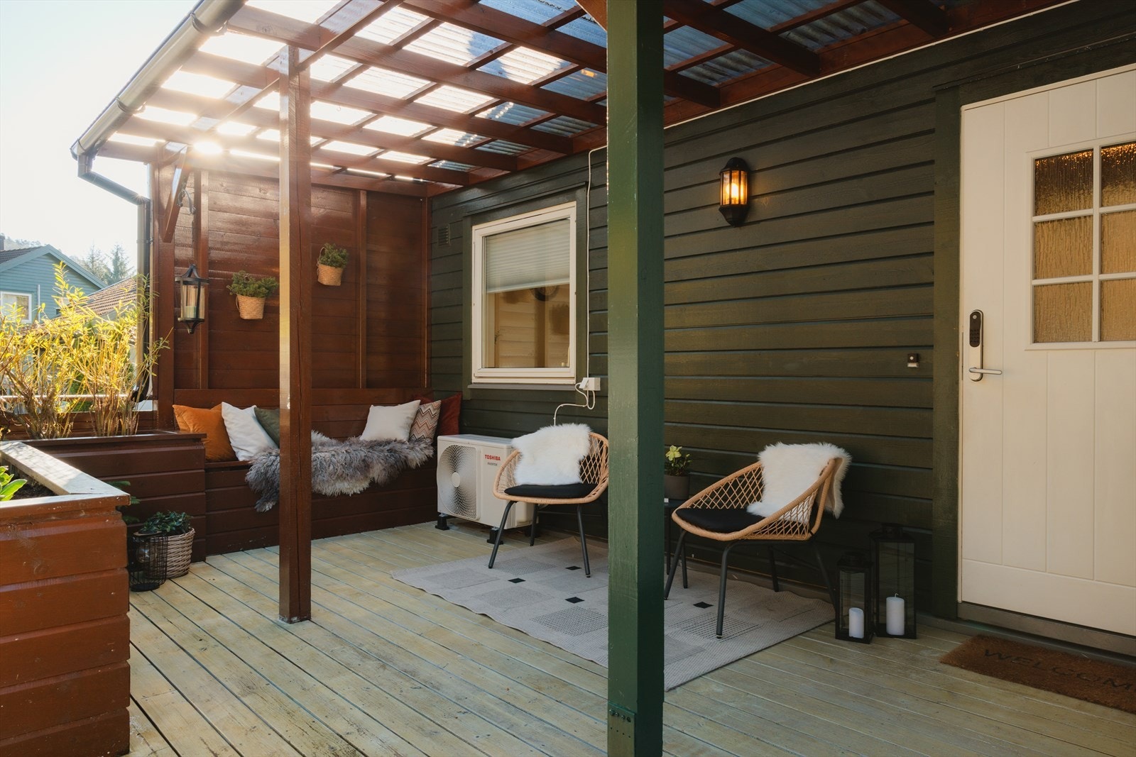 Ved inngangspartiet har man et hyggelig uteområde med plass til sittegruppe Galleribilde