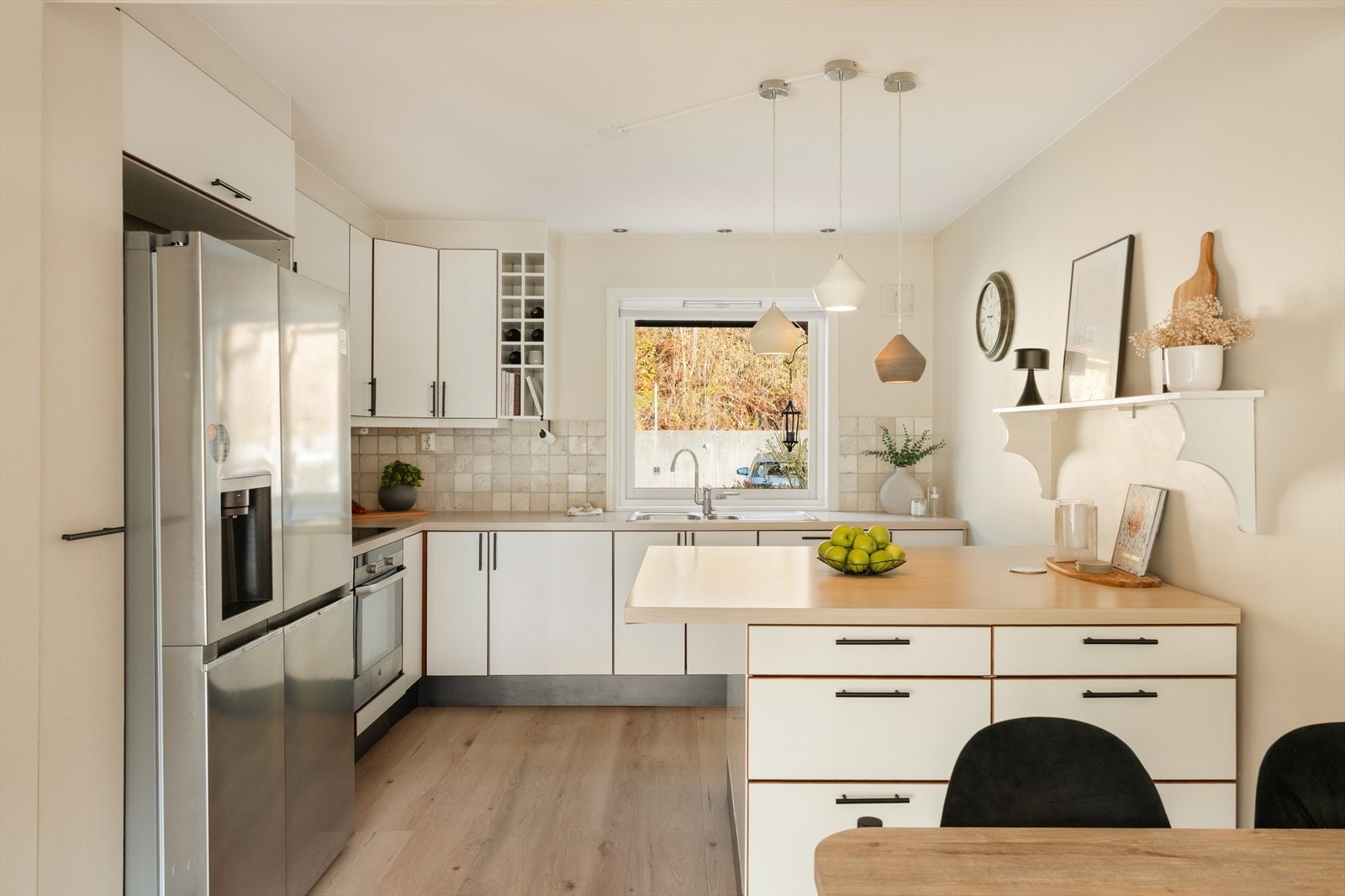 Kjøkkenet har en praktisk utforming og god størrelse Galleribilde