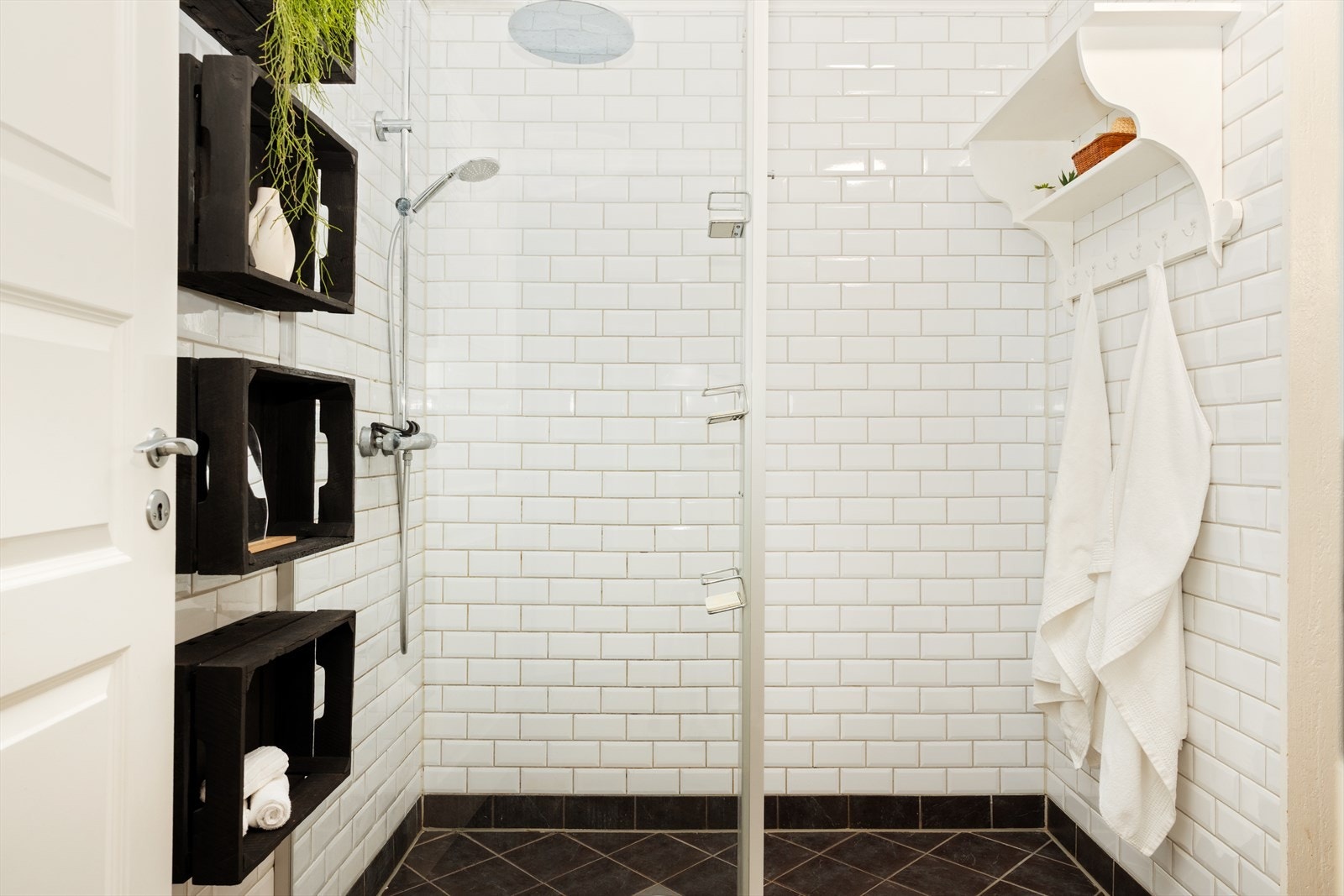 Romslig dusj Galleribilde