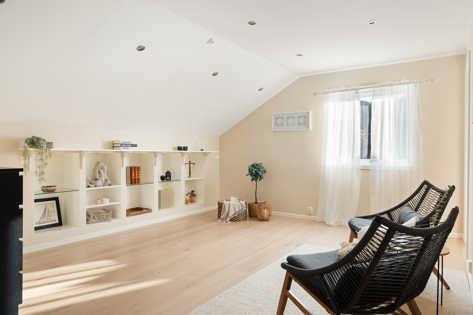 Andre etasje består av loft, 2 soverom og et toalett/vaskerom Galleribilde