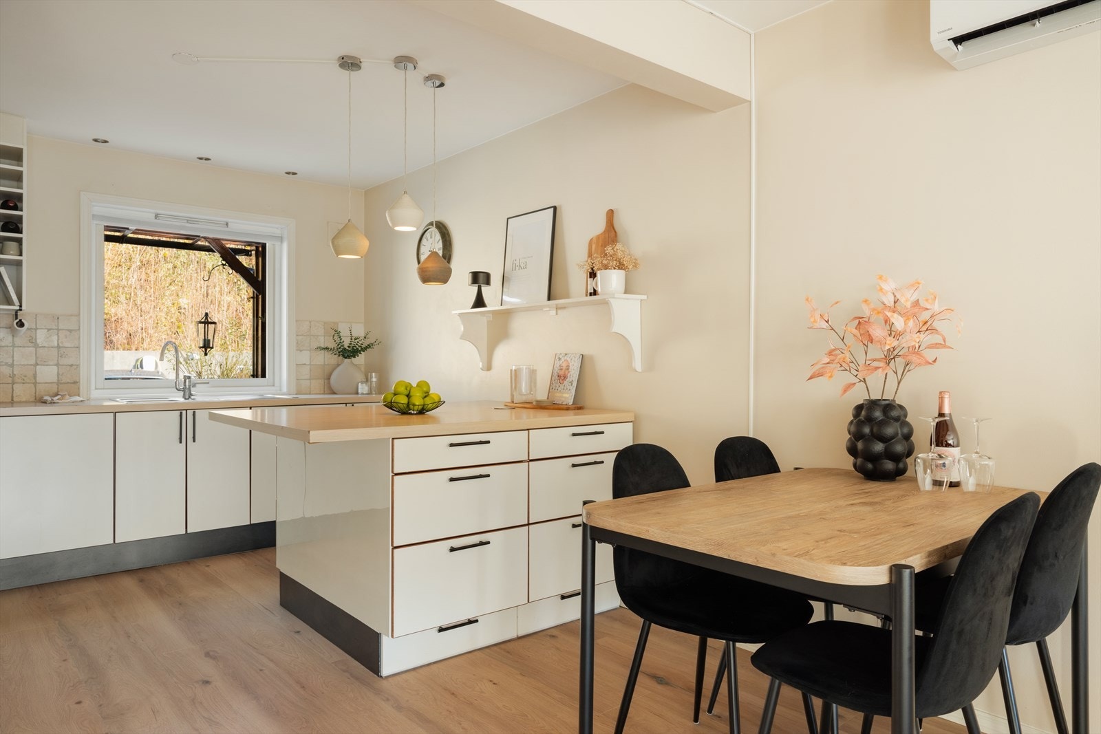 Kjøkkenet har godt med både skap- og benkeplass, og inneholder innredning med slette fronter og laminat benkeplate Galleribilde