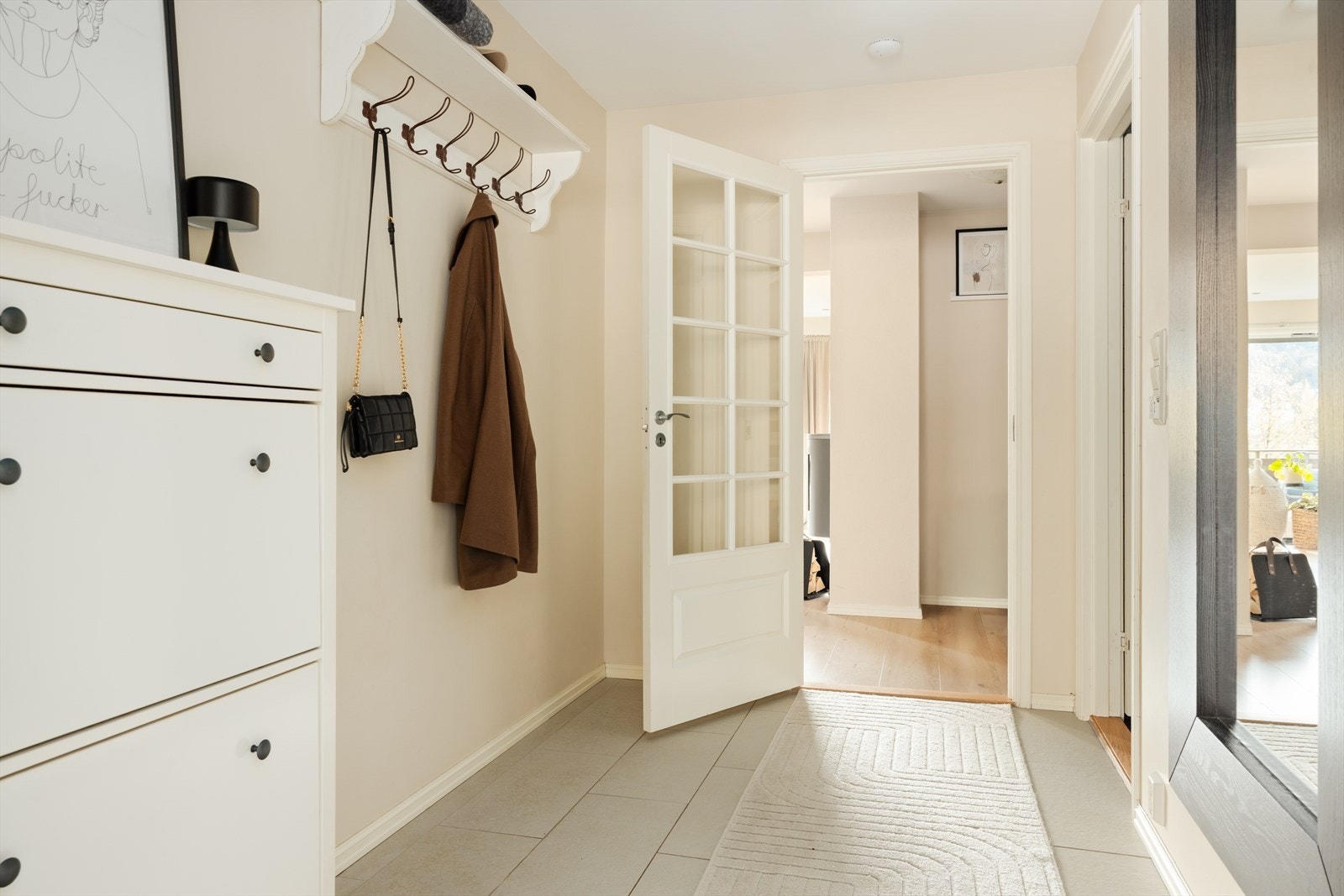 I gangen er det god plass til å henge av seg yttertøy og sette fra seg sko Galleribilde