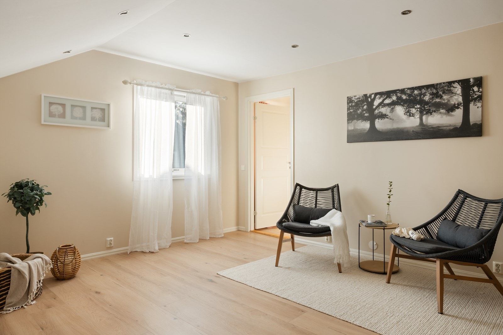 Her finner man en praktisk stue som kan benyttes som TV-stue eller ekstra oppholdsrom Galleribilde