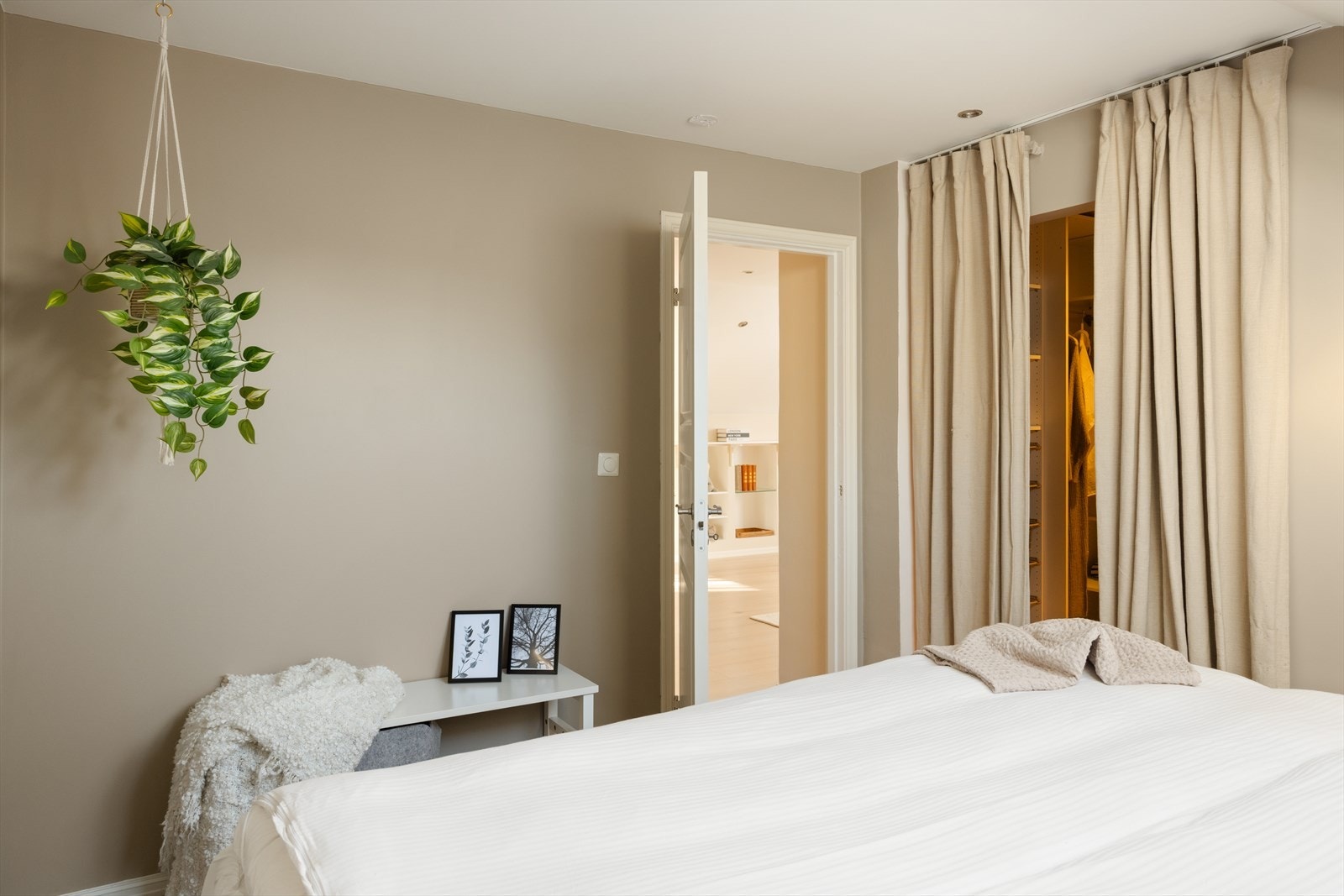 På hovedsoverommet er det også her eget walk-in-closet Galleribilde