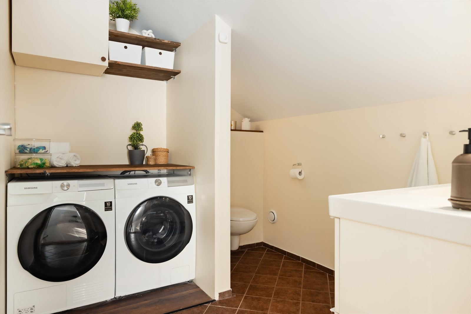 I denne etasjen er det også et praktisk og separat toalettrom med opplegg for vaskemaskin og tørketrommel Galleribilde