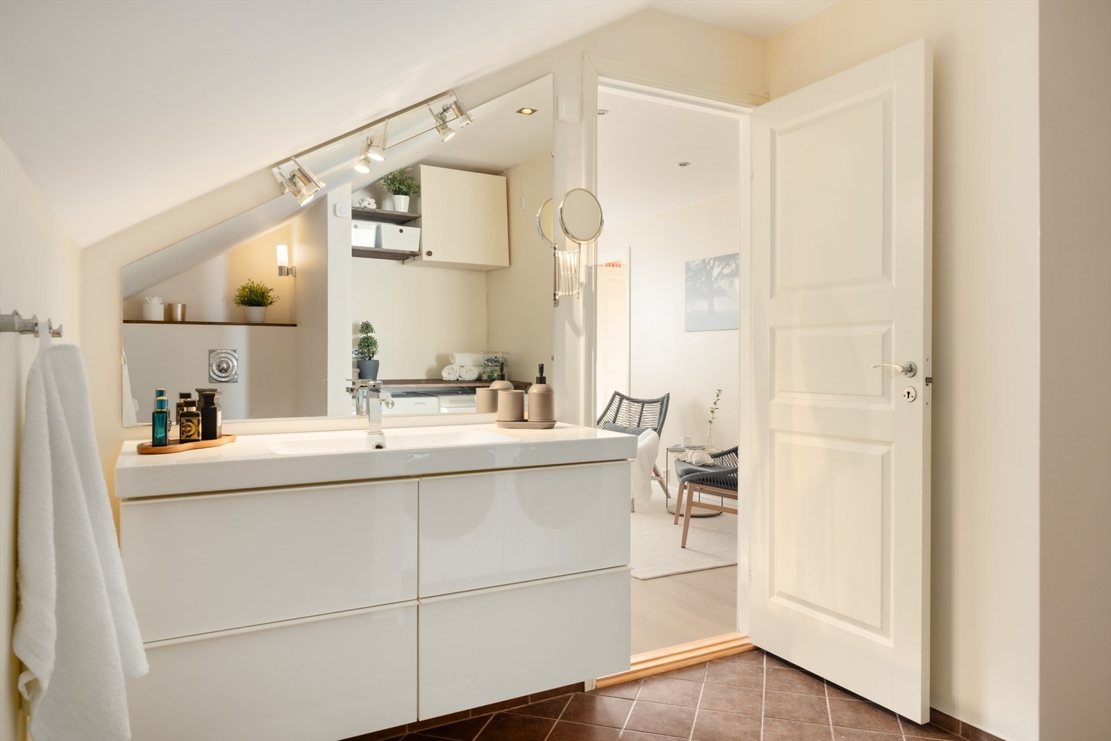 I denne etasjen er det også et praktisk og separat toalettrom med opplegg for vaskemaskin og tørketrommel Galleribilde