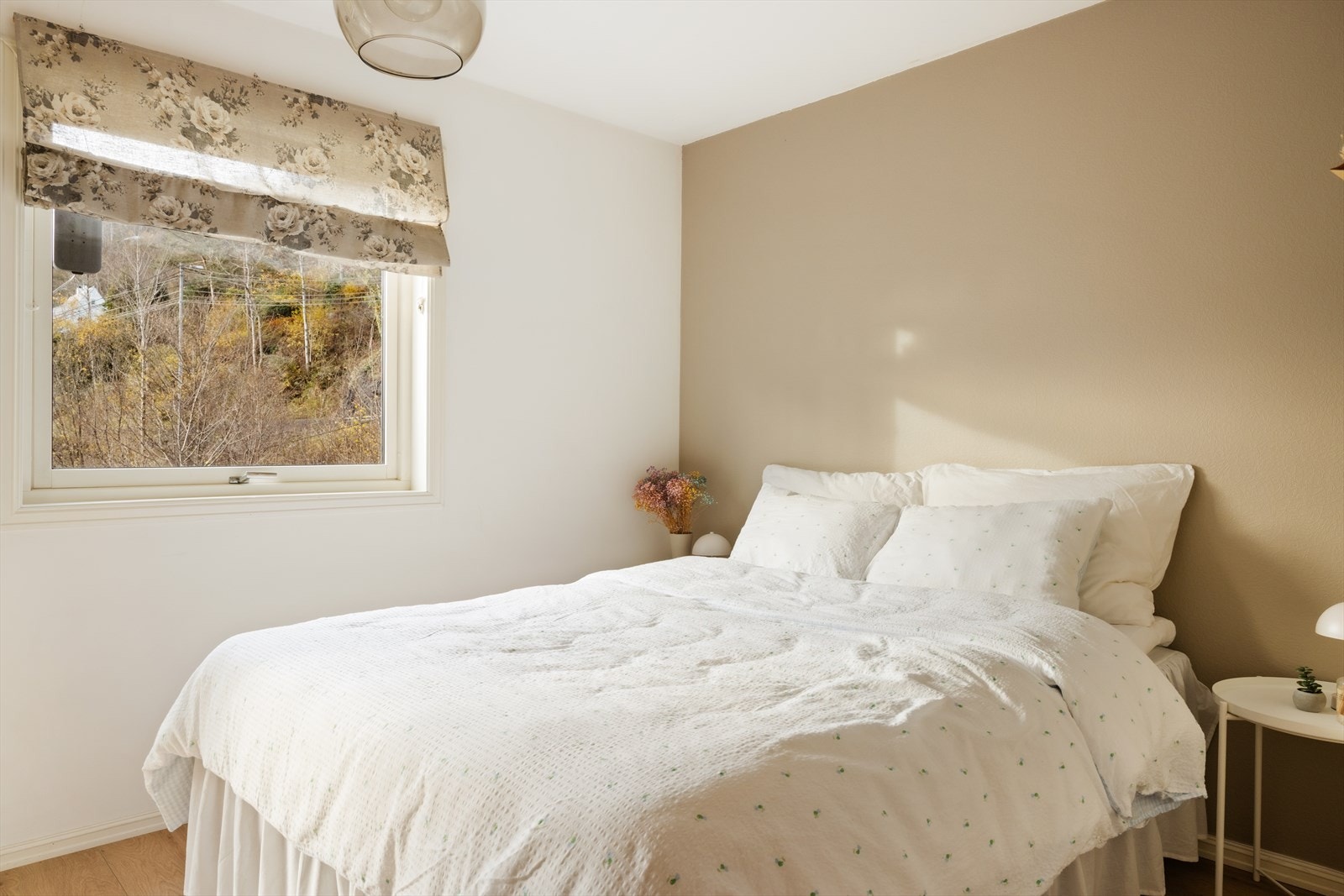 Soverommet er romslig og kan enkelt innredes med dobbeltseng og tilhørende møblement som nattbord og kommode Galleribilde