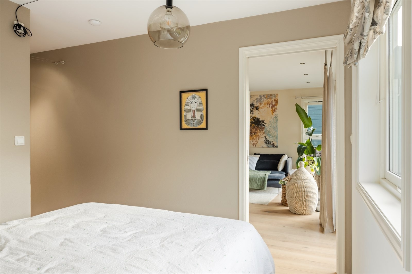 Ett av leilighetens tre soverom ligger i 1. etasje Galleribilde