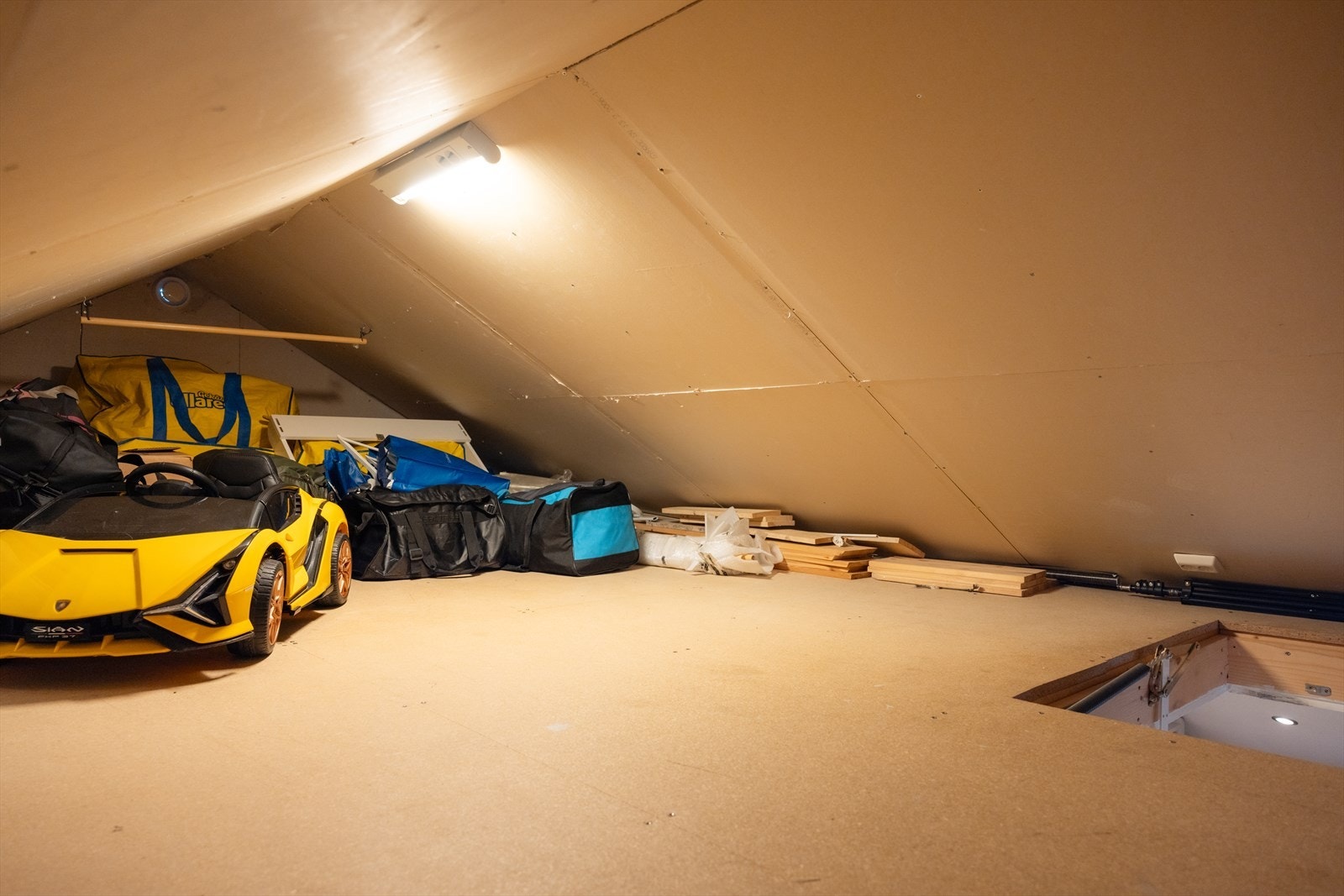 Loft med god plass til oppbevaring Galleribilde