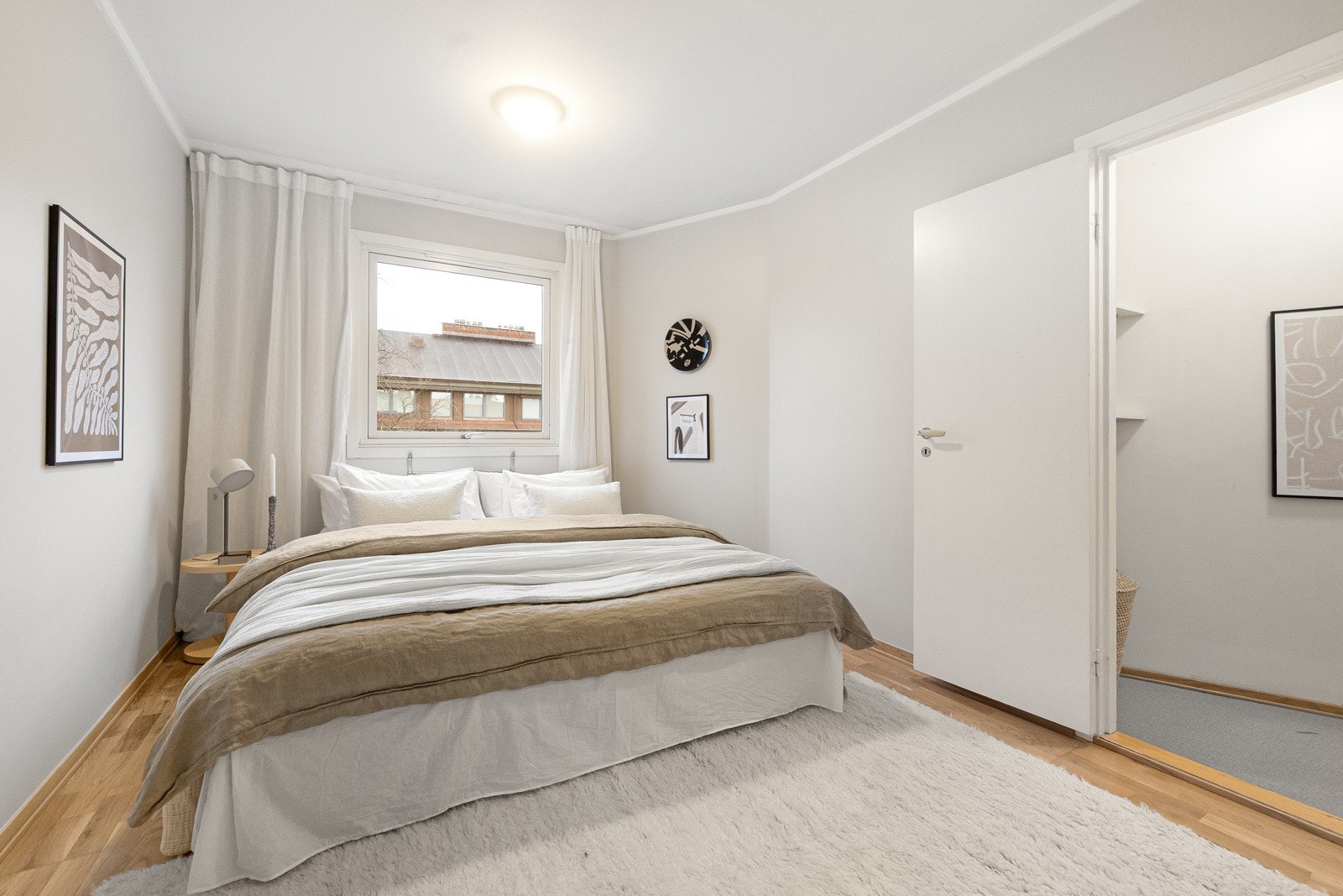 Stort soverom med god plass til dobbeltseng og nattbord på hver side. Galleribilde