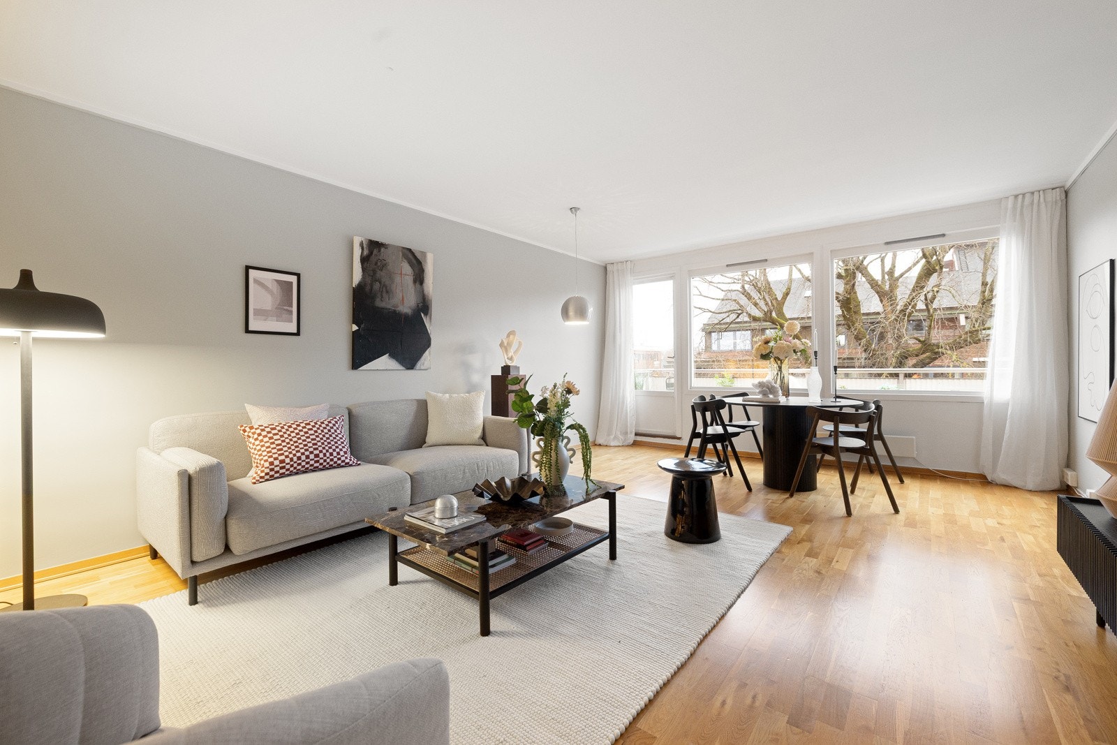 Lys og romslig stue med rikelig plass til sofagruppe og øvrig møblement. Galleribilde