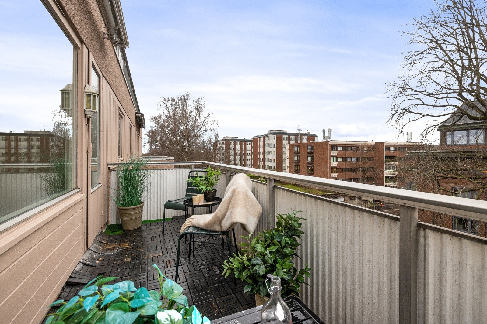 Fra stuen er det utgang til en romslig nordvest-vendt balkong. Galleribilde