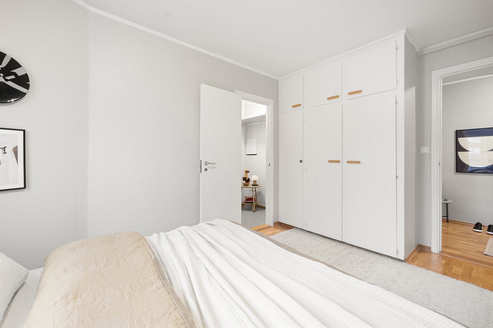 Rommet er innredet med et romslig garderobeskap som gir god oppbevaringsplass. Galleribilde