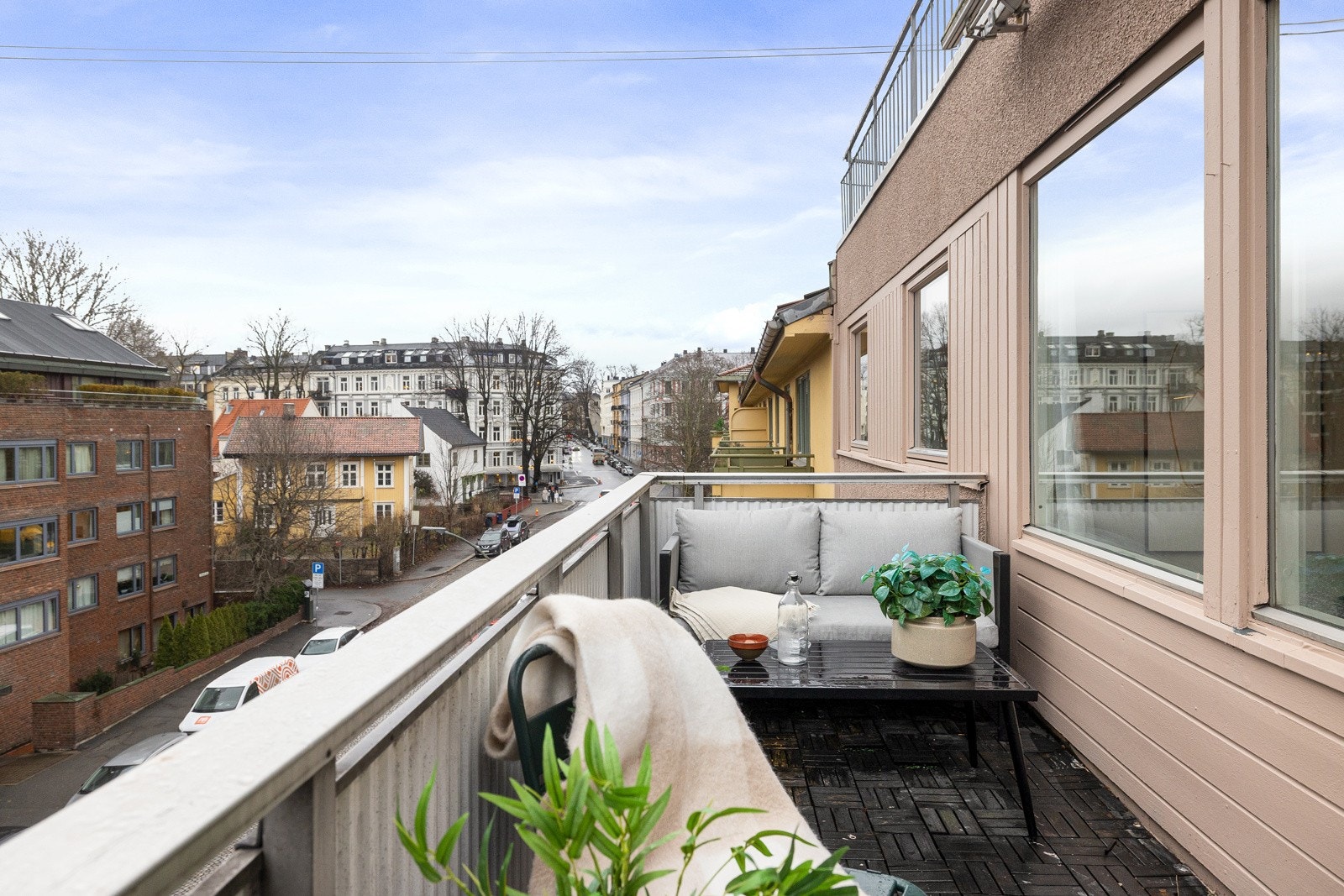 Balkongen har god plass til utemøblement og grill. Galleribilde