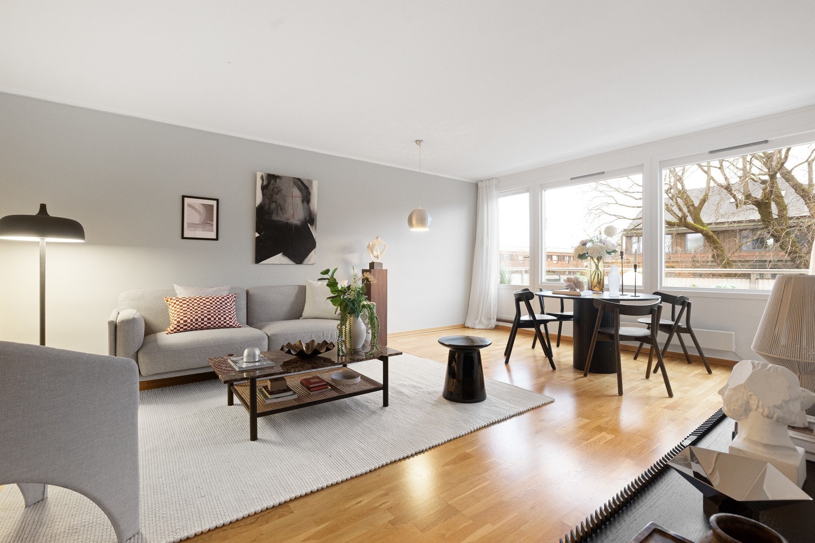 De store vindusflatene gir rommet en lys og luftig atmosfære. Galleribilde