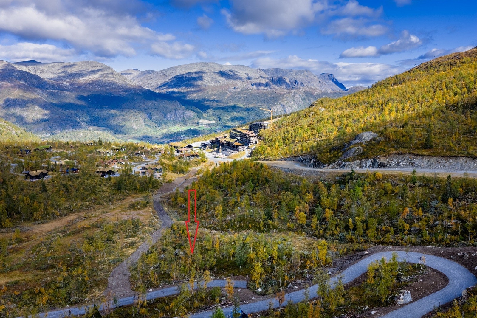 Tomten ligger fritt og har flott utsikt utover dalen og fjellene. Galleribilde