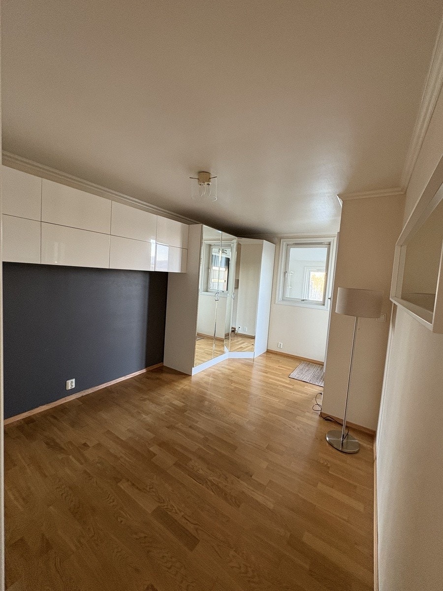 Hovedsoverom. God ga derobeplass og god plass til dobbeltseng Galleribilde