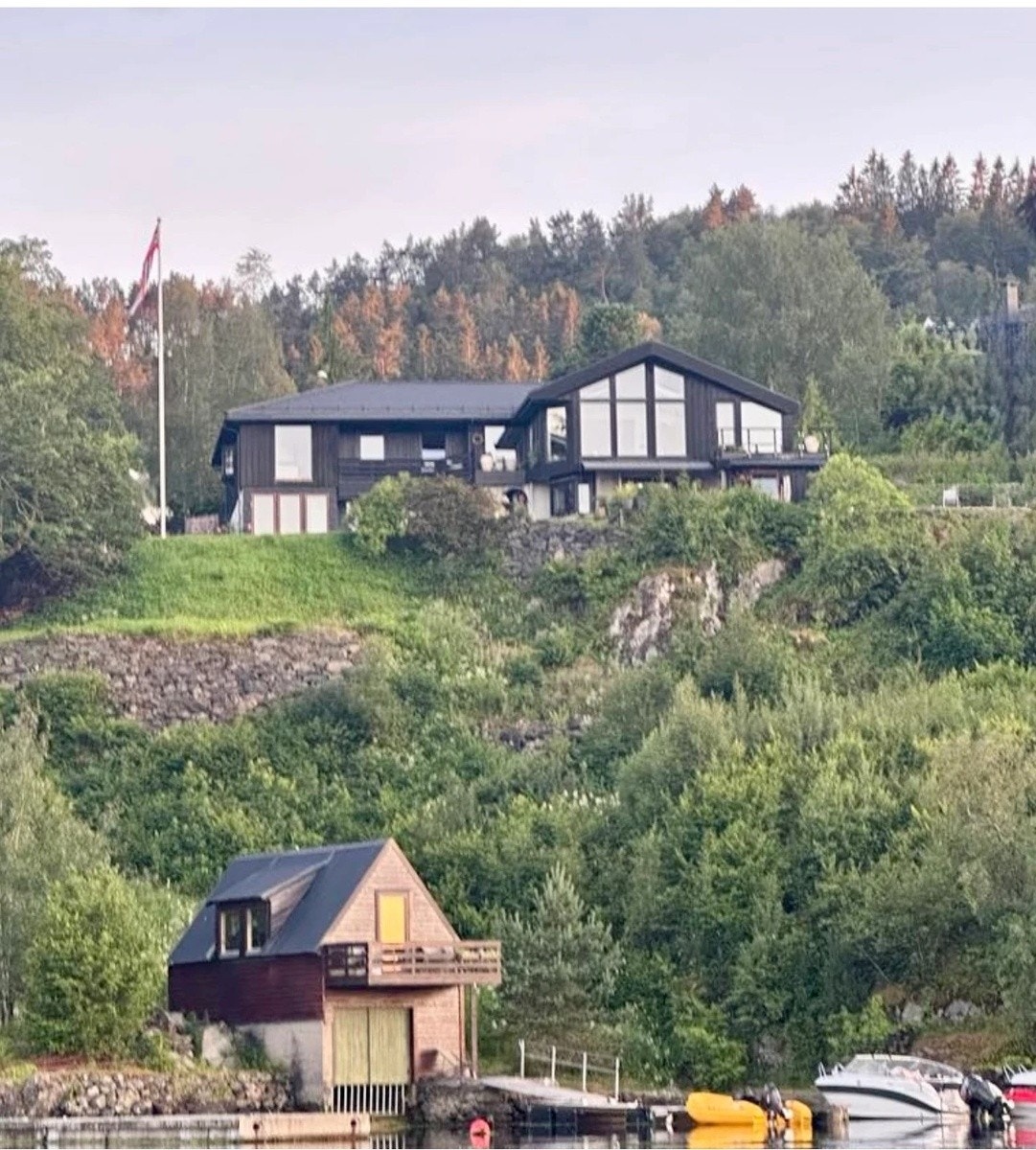 Hus og nøst fra sjøen Galleribilde