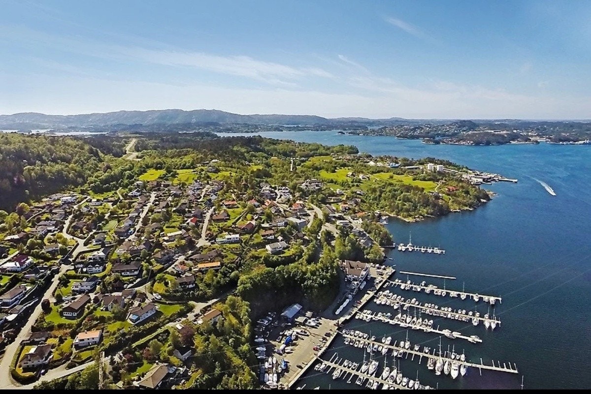 Ligger ved Dolviken brygge Galleribilde