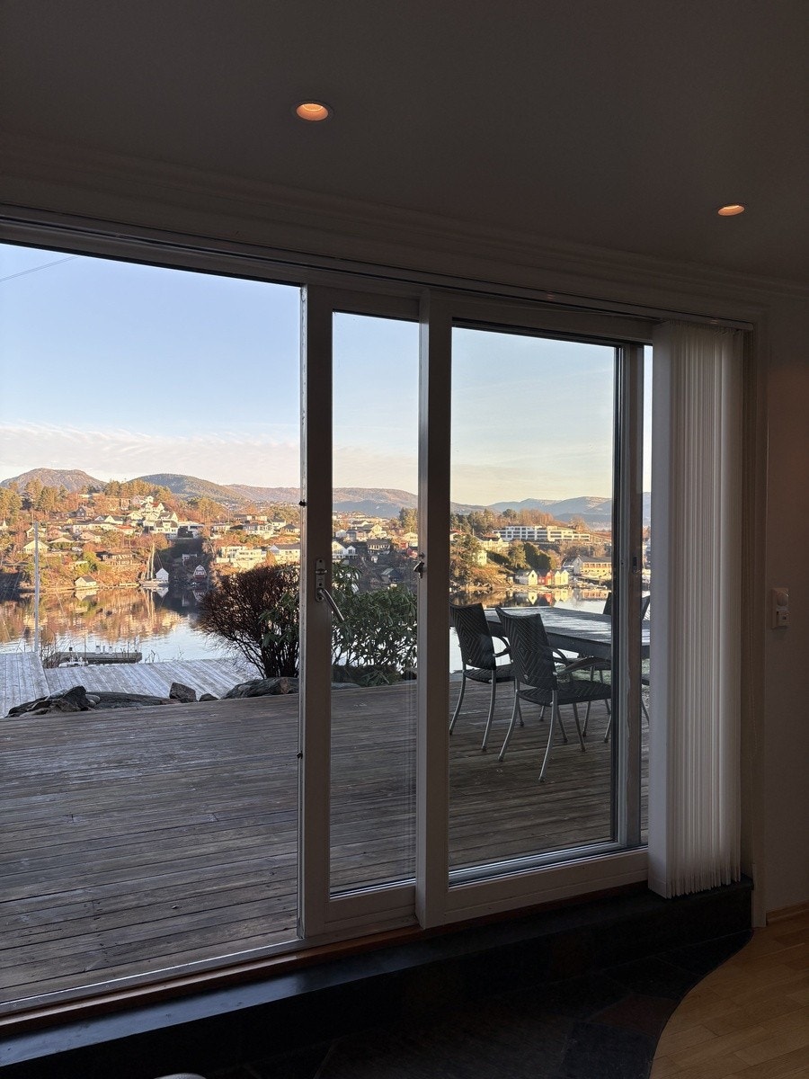 Stor terrasse utenfor stuedøren. Galleribilde