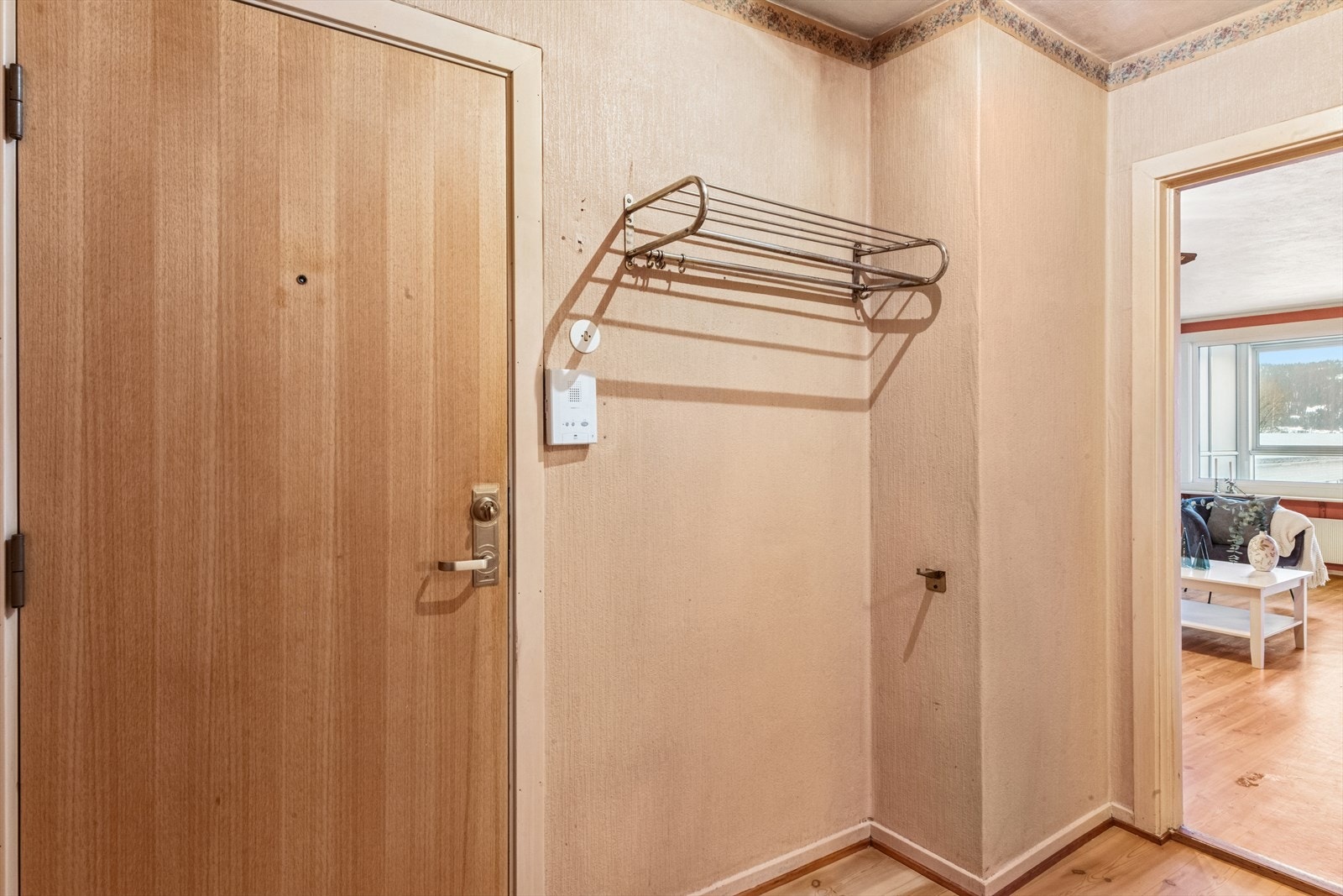 Man ønskes velkommen i en romslig entré med plass til å henge fra seg ytterklær. Galleribilde