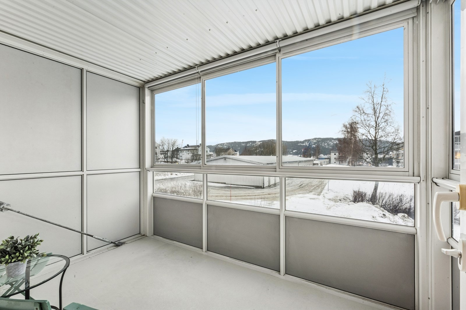 Utgang fra stuen til en innglasset balkong på 8 kvm. Galleribilde