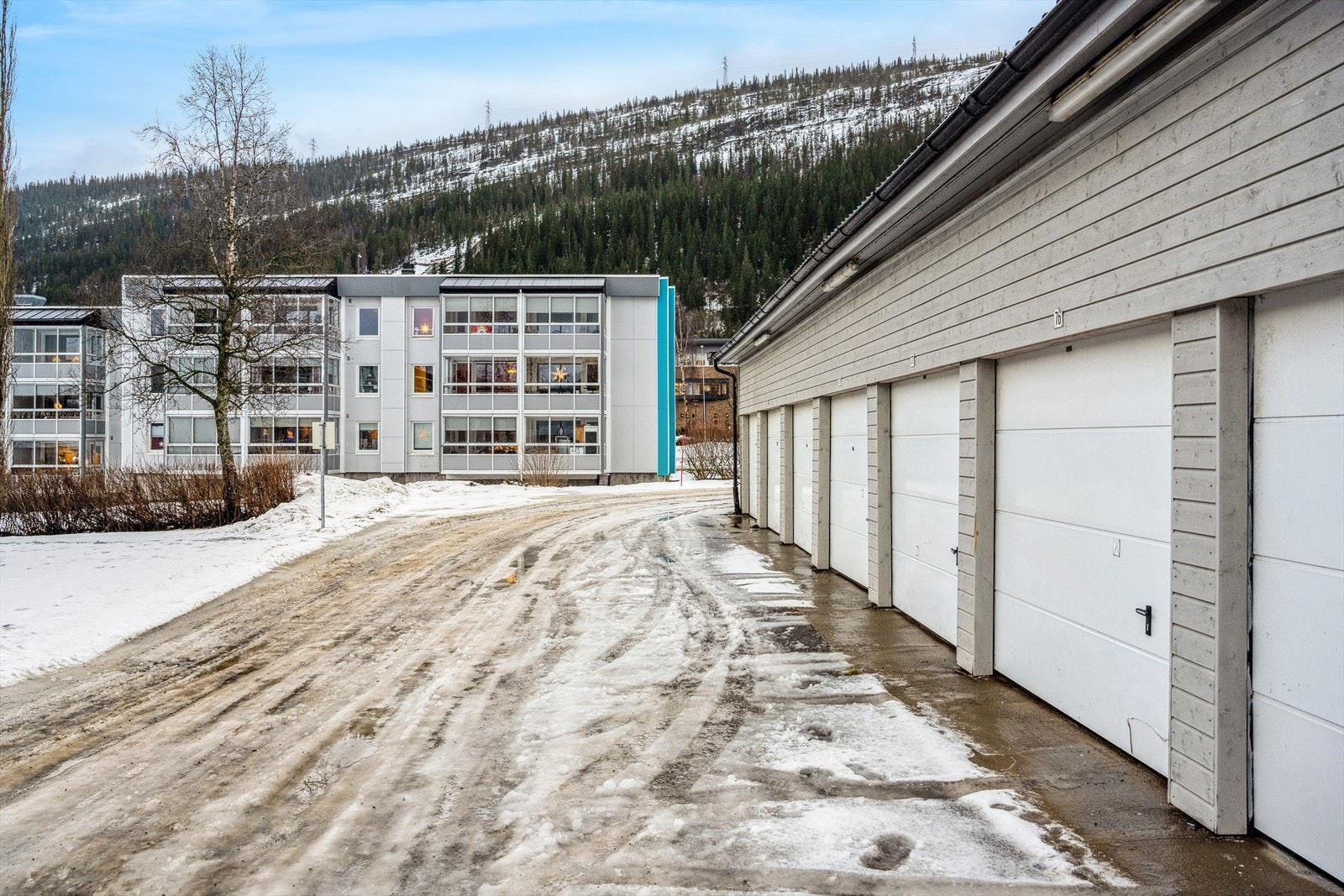 125 garasjer i borettslaget som tildeles etter søknad til vaktmester og tildeles etter liste. Galleribilde