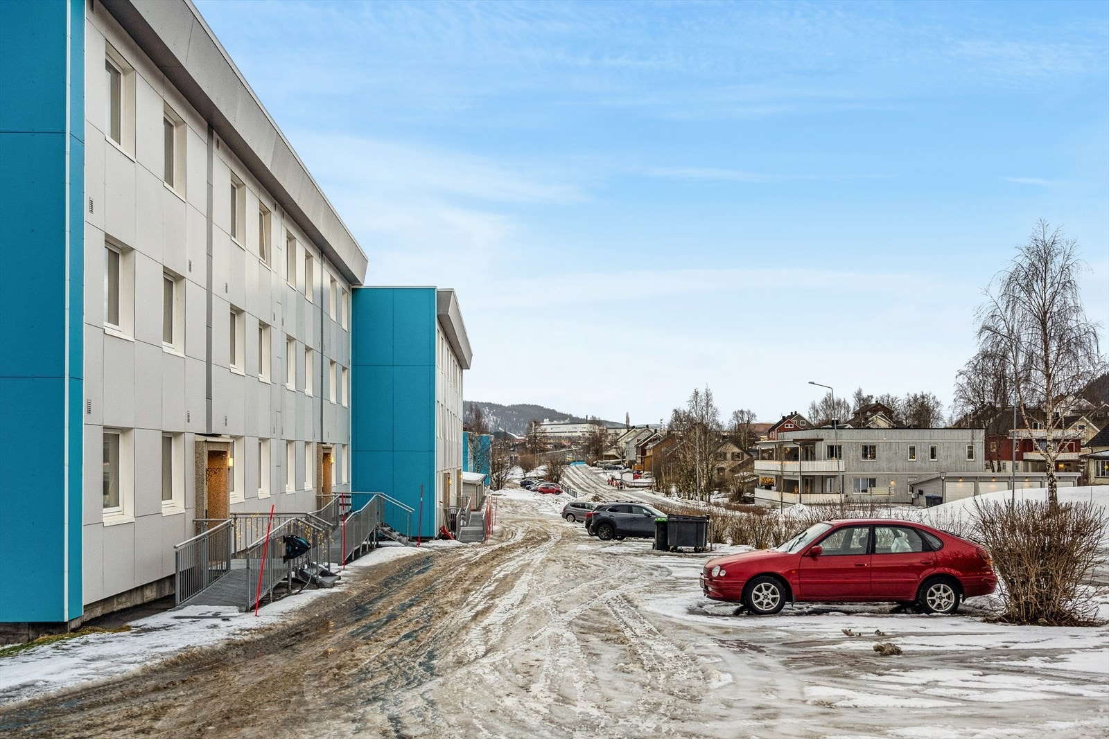 Borettslaget har gratis parkering på tunet. Galleribilde