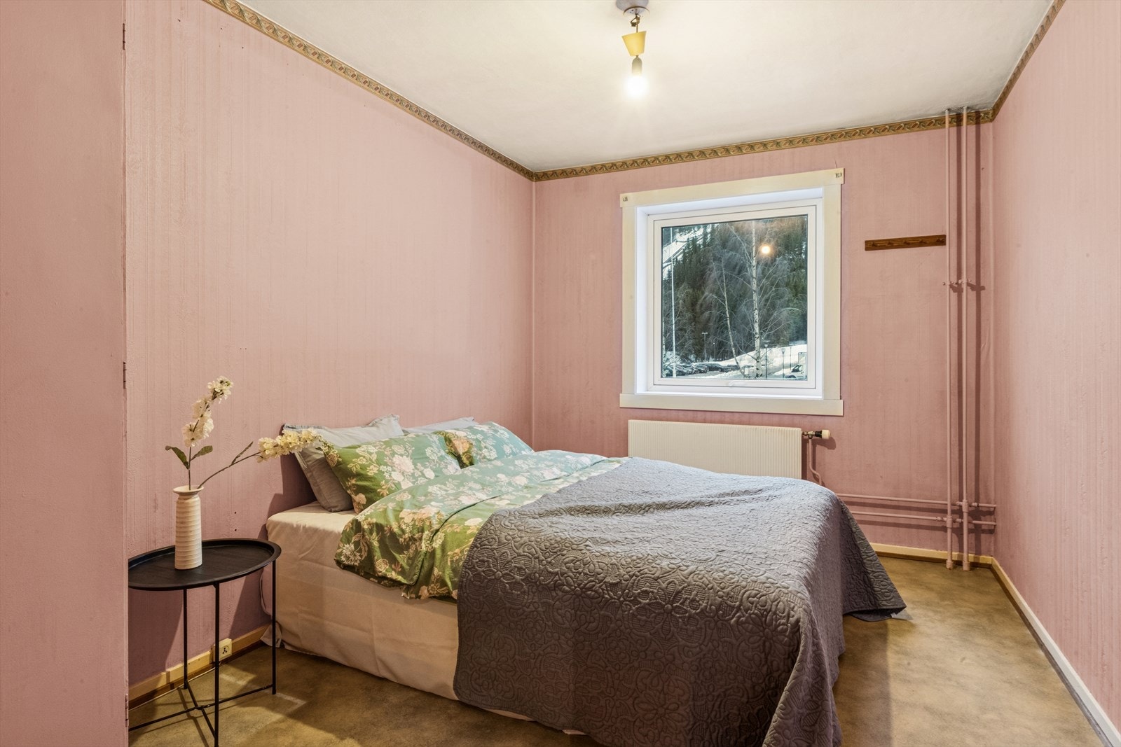 Leiligheten har et romslig soverom med plass til stor seng og tilhørende nattbord. Galleribilde