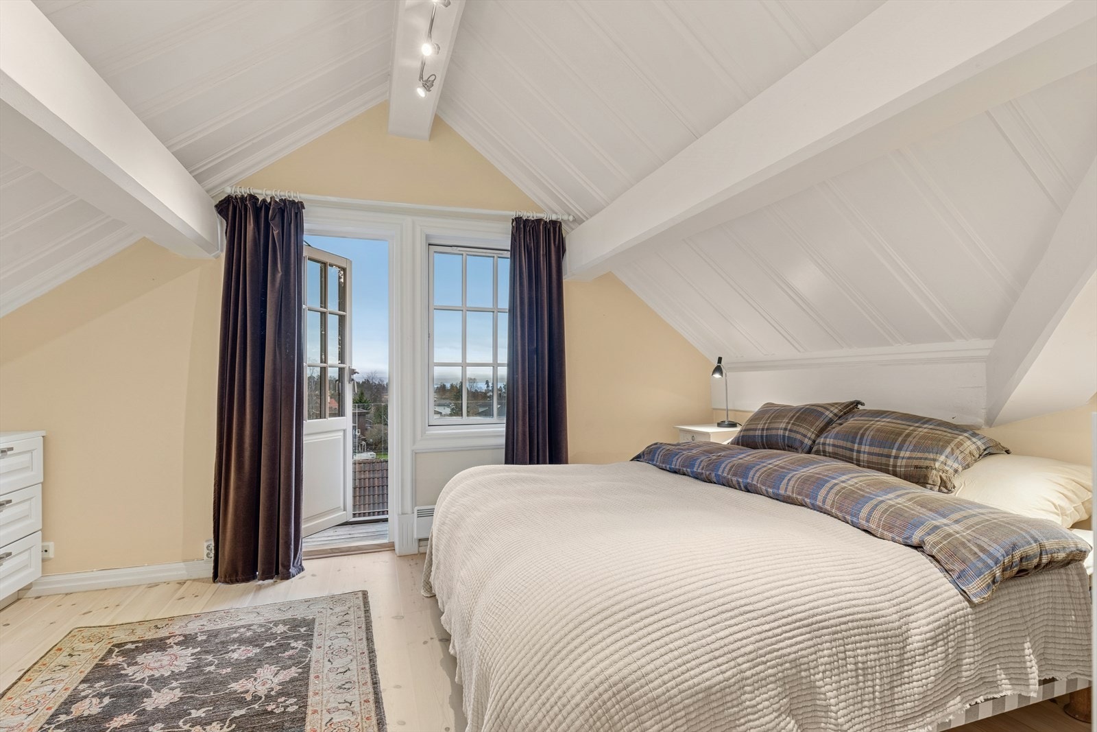 Hovedsoverom i 2. etasje. Fra dette rommet har du også utgang til balkong med fin utsikt. Galleribilde