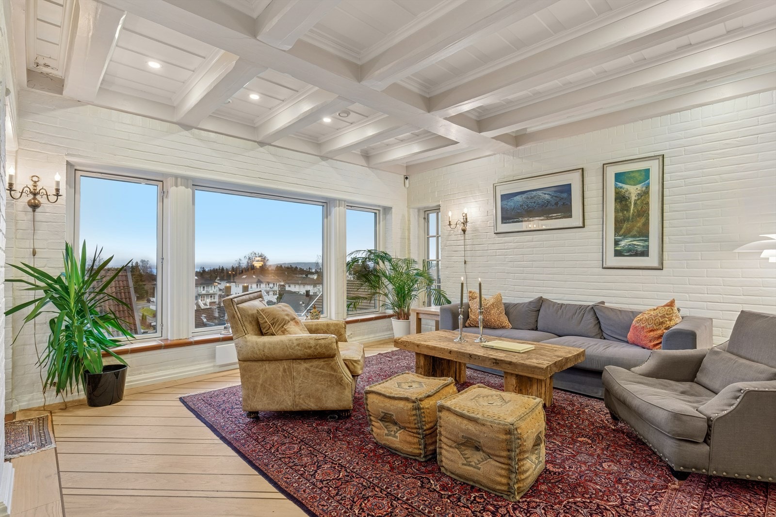 Åpen og innbydende stue med god utsikt gjennom store vindusflater. Galleribilde