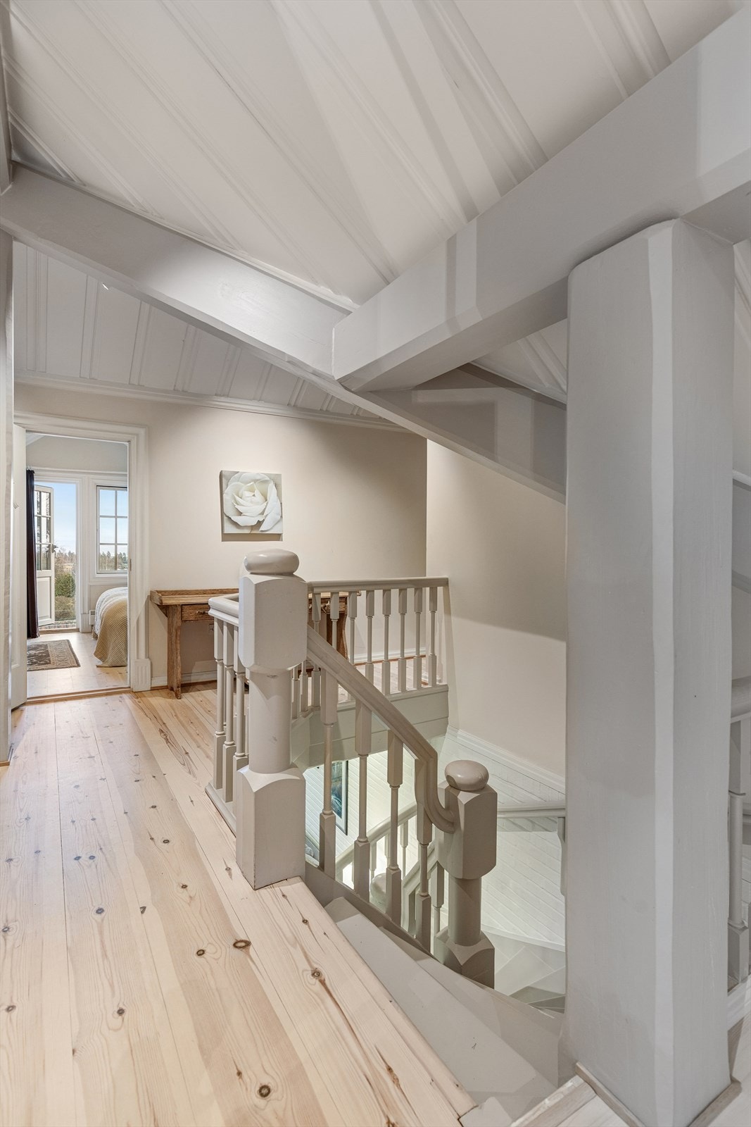 Trapp opp til boligens 2. etasje. 2. etasje inneholder 3 soverom, bad og stue. Galleribilde