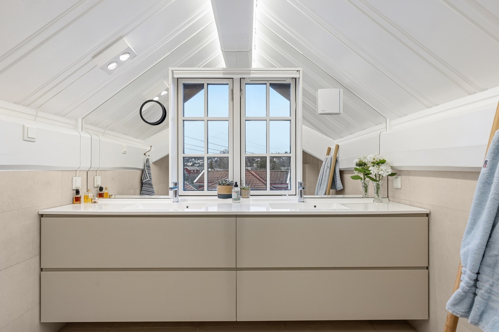 Servantinnredningen består av to stk helstøpt innredning med skuffer under. Vinduet i enden av rommet gir er lyst inntrykk, og et hyggelig utsyn. Galleribilde