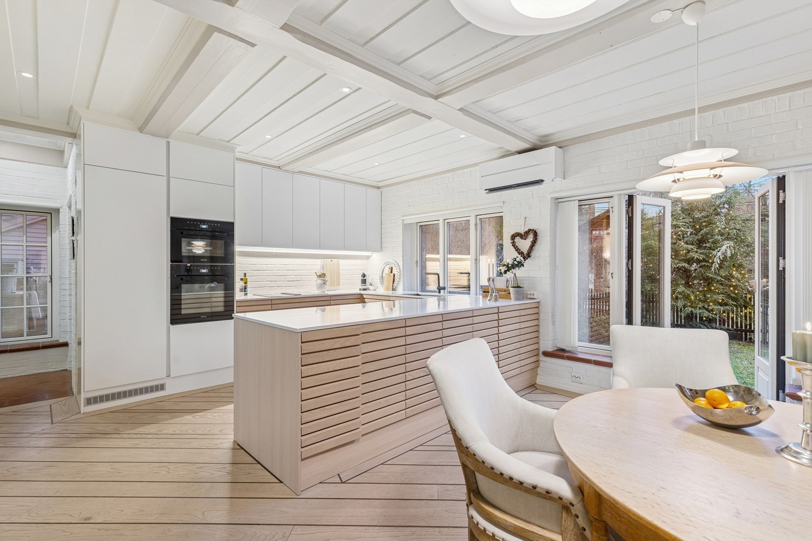 Lyst og pent vedlikeholdt kjøkken - designet og innredet med tanke på funksjonalitet. Galleribilde