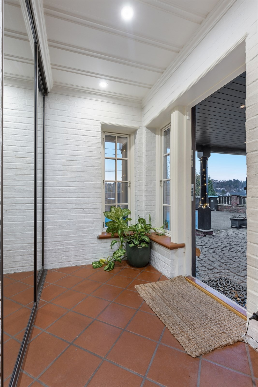 Boligens inngangsparti har garderobeløsning til oppbevaring. Galleribilde