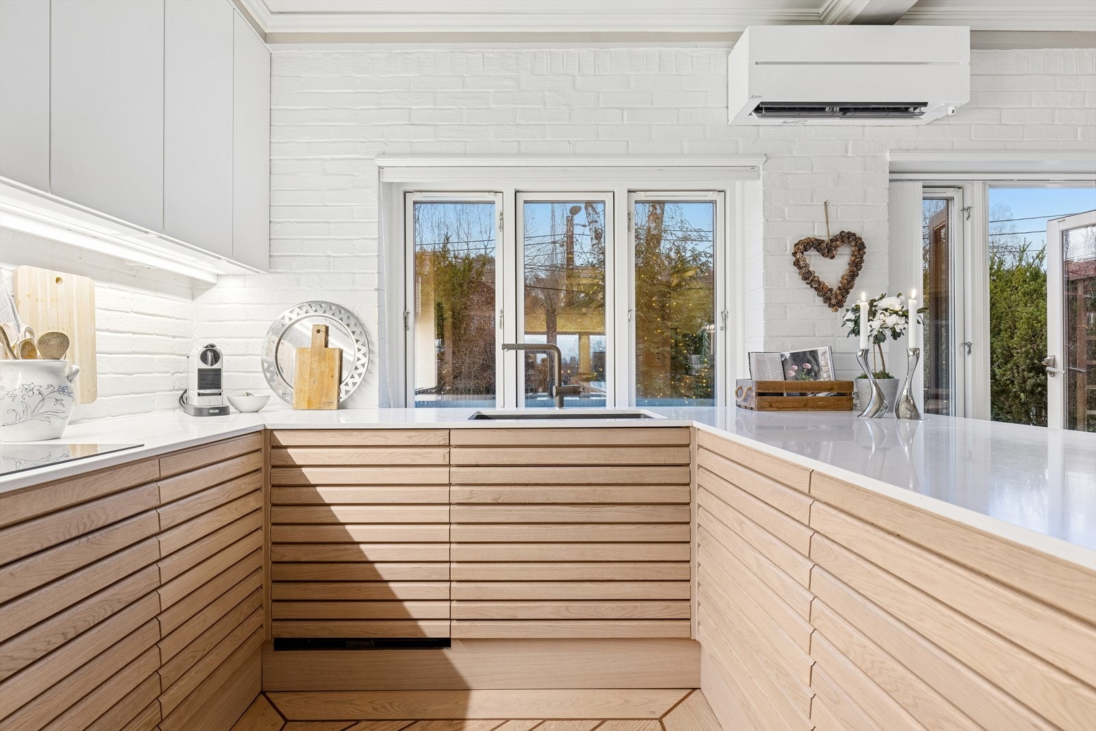 Det er gode arbeidsforhold på kjøkkenet i form av skap- og benkeplass. Galleribilde