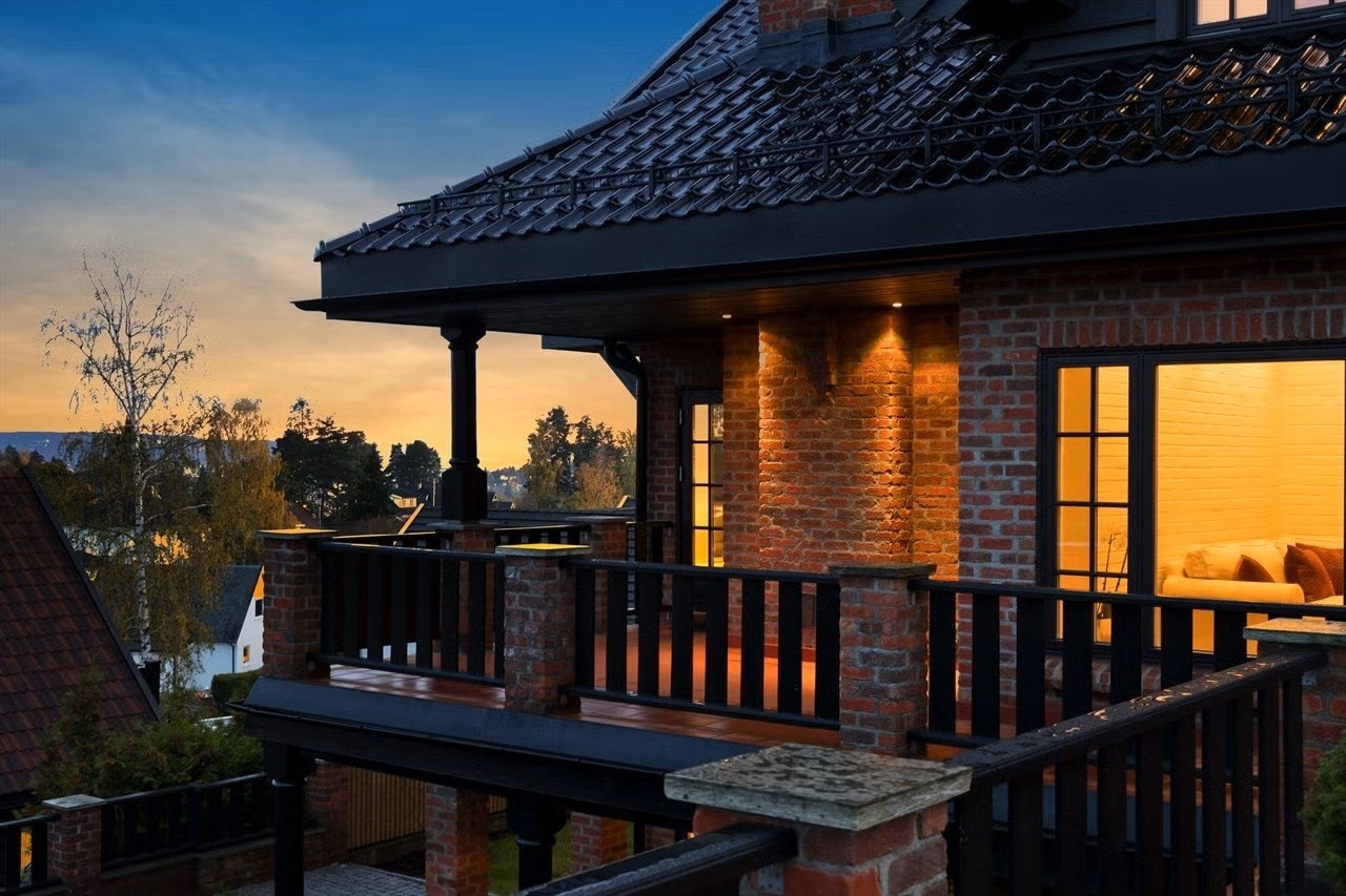 Fra boligen og terrassen har man en hyggelig sjøutsikt og gode solforhold. Galleribilde