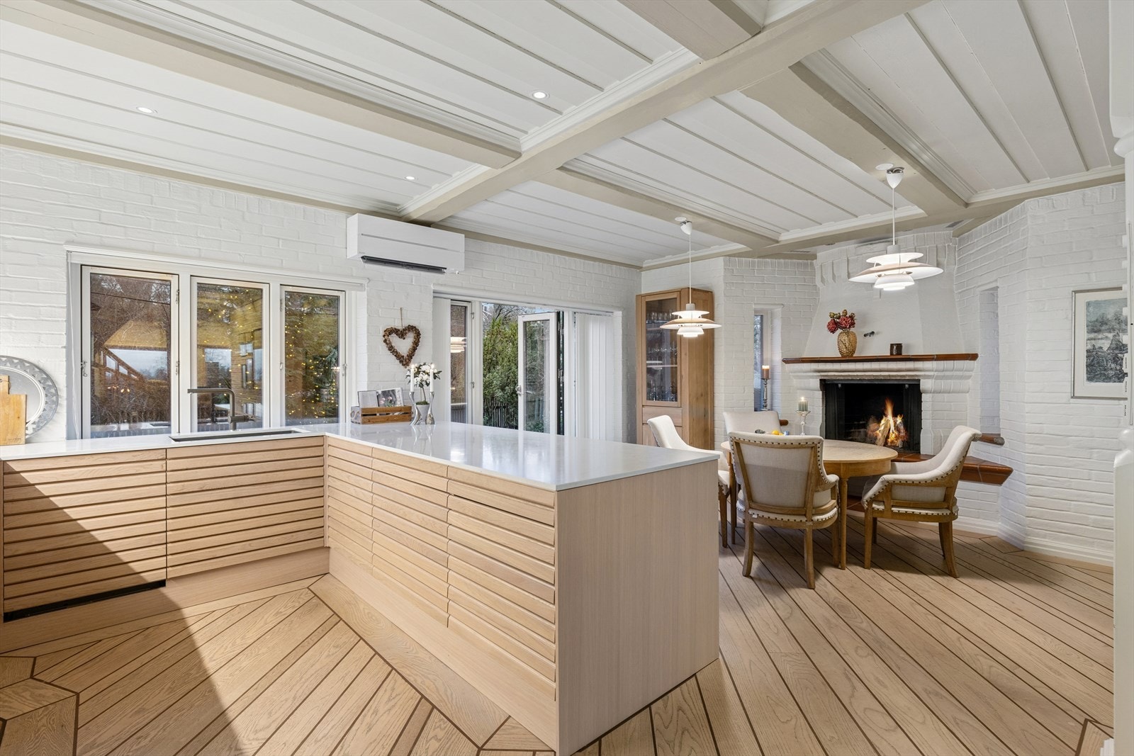 Kjøkkenet er moderne som bryter med den klassiske og rustikke stilen i resten av boligen. Galleribilde