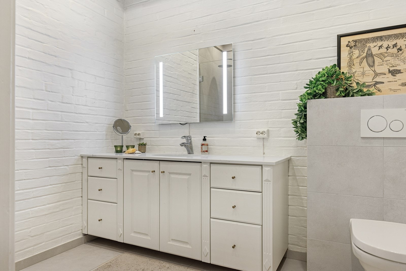 Servantinnredningen er bygget av en møbelsnekker, og har skuffer og skap. Galleribilde