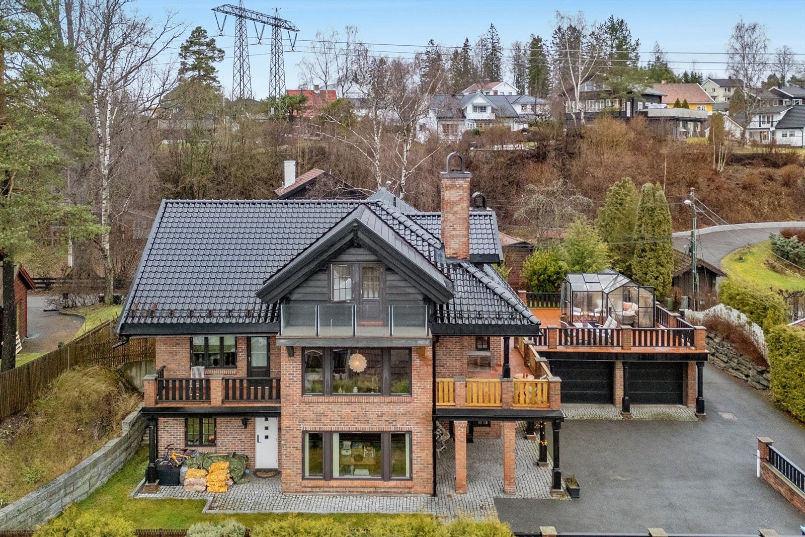 Dette er en flott arkitekttegnet teglsteinsvilla med høy standard. Galleribilde